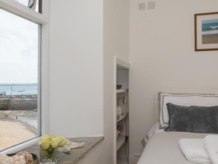 5 St Brigids, St Ives, Cornwall. Harbour views. Close to a beach. Open-plan. Close to shop. WiFi. TV