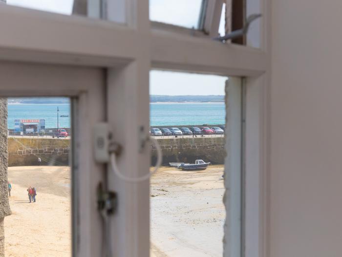 5 St Brigids, St Ives, Cornwall. Harbour views. Close to a beach. Open-plan. Close to shop. WiFi. TV