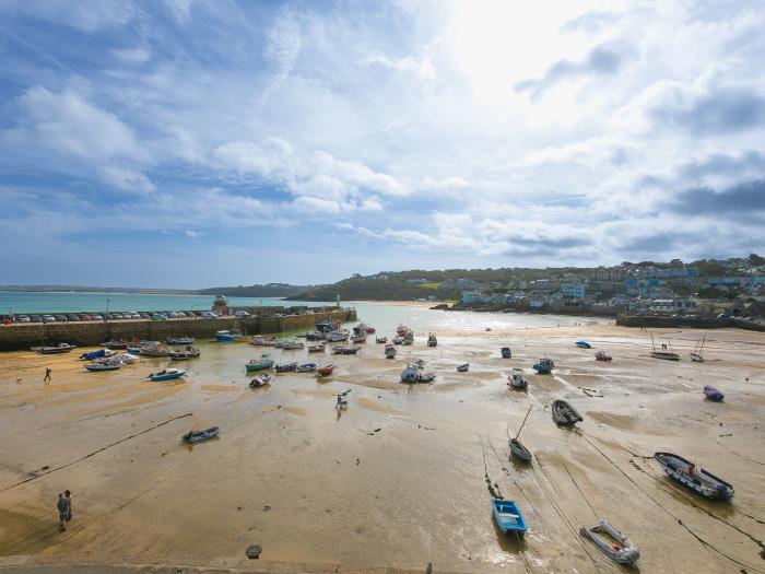 5 St Brigids, St Ives, Cornwall. Harbour views. Close to a beach. Open-plan. Close to shop. WiFi. TV