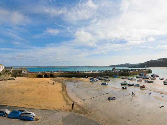 5 St Brigids, St Ives, Cornwall. Harbour views. Close to a beach. Open-plan. Close to shop. WiFi. TV