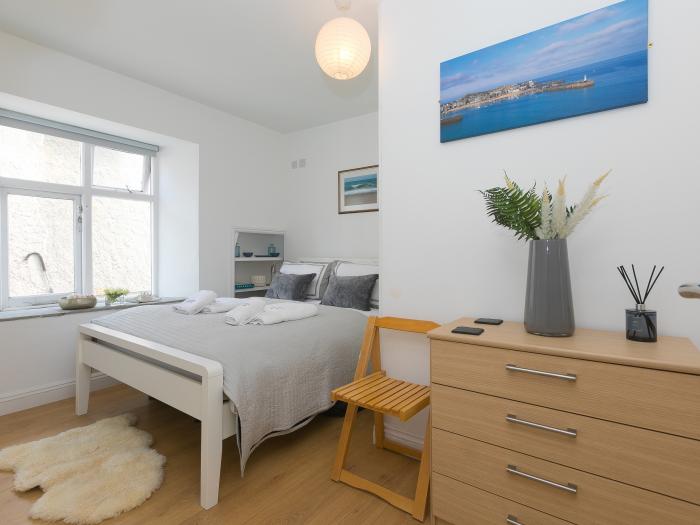 5 St Brigids, St Ives, Cornwall. Harbour views. Close to a beach. Open-plan. Close to shop. WiFi. TV