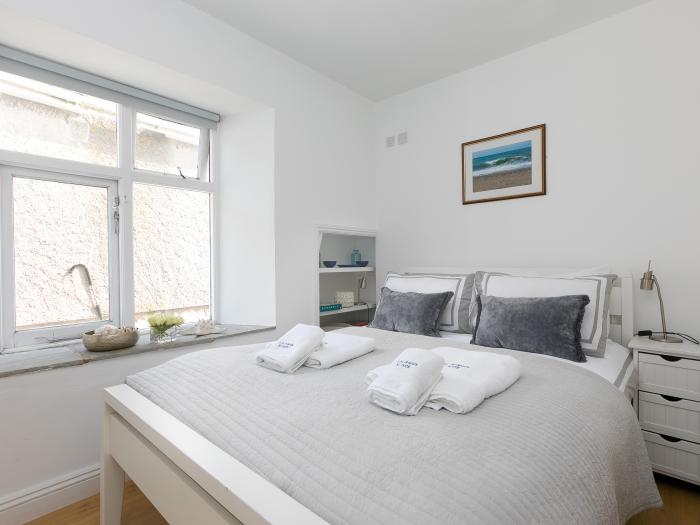 5 St Brigids, St Ives, Cornwall. Harbour views. Close to a beach. Open-plan. Close to shop. WiFi. TV