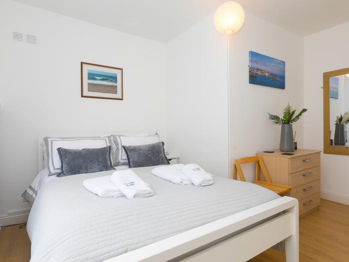 5 St Brigids, St Ives, Cornwall. Harbour views. Close to a beach. Open-plan. Close to shop. WiFi. TV