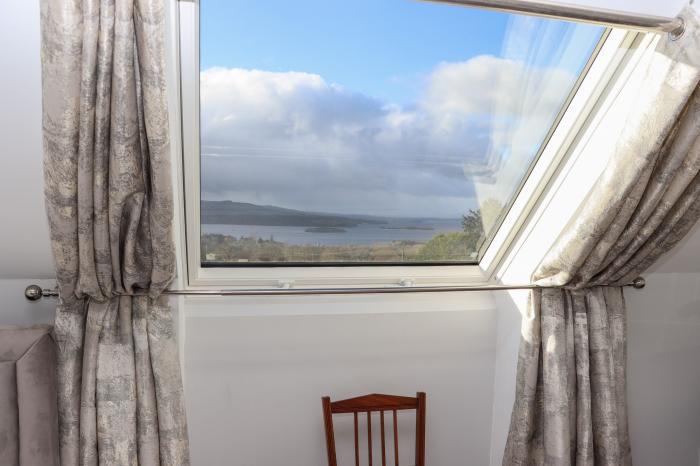 Lakeview  Retreat, Portroe, County Tipperary. Lake and mountain views. Countryside location. TV WiFi