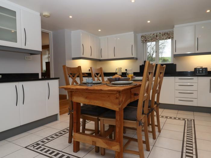 Waterland Farm, Bradworthy, Devon. Pet-frienldy. Woodburning stove. Near National Park. TV.