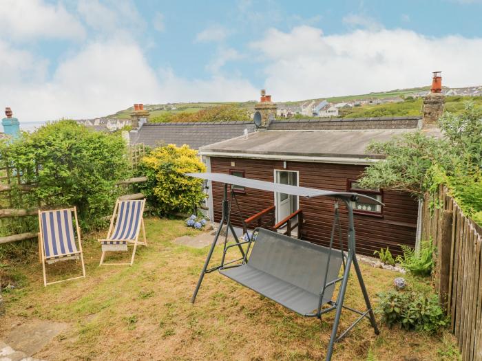 Dunnock Cottage, Broad Haven,Pembrokeshire. Woodburning stove. Coastal. Beach near. Enclosed garden.