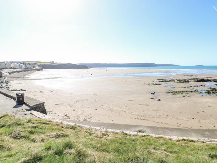 Dunnock Cottage, Broad Haven,Pembrokeshire. Woodburning stove. Coastal. Beach near. Enclosed garden.