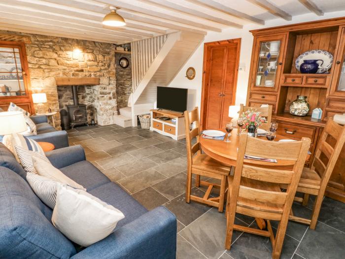 Dunnock Cottage, Broad Haven,Pembrokeshire. Woodburning stove. Coastal. Beach near. Enclosed garden.