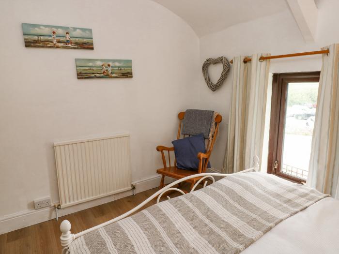 Dunnock Cottage, Broad Haven,Pembrokeshire. Woodburning stove. Coastal. Beach near. Enclosed garden.