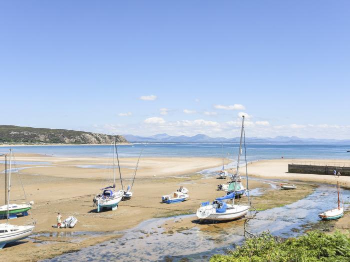 240 Cae Du, Abersoch, Smart TV, open-plan living, woodburning stove, off-road parking for one car.