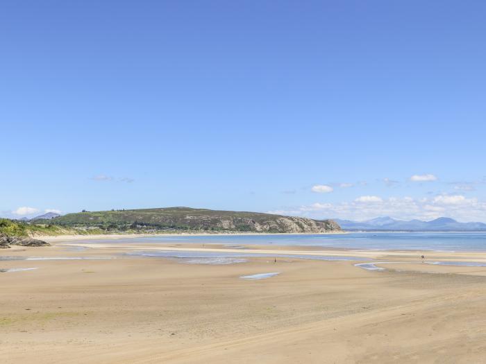 240 Cae Du, Abersoch, Smart TV, open-plan living, woodburning stove, off-road parking for one car.