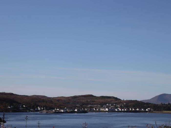 Taigh Tearlach in Kyleakin, Highlands,washing machine, tumble dryer, woodburner and child-facilities