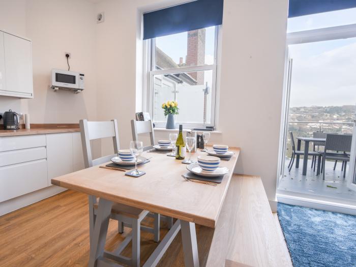 Flat 5 Victoria House, Lyme Regis. Apartment. Close to a shop, pub, and beach. Jurassic coast. WiFi.