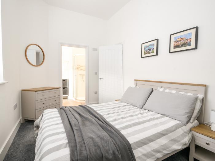 Flat 5 Victoria House, Lyme Regis. Apartment. Close to a shop, pub, and beach. Jurassic coast. WiFi.