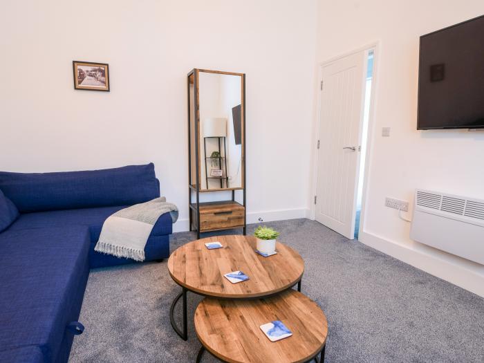 Flat 5 Victoria House, Lyme Regis. Apartment. Close to a shop, pub, and beach. Jurassic coast. WiFi.