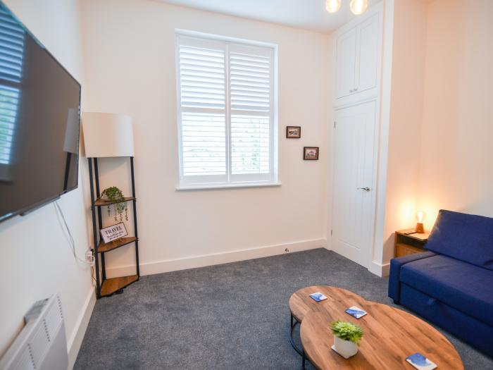 Flat 5 Victoria House, Lyme Regis. Apartment. Close to a shop, pub, and beach. Jurassic coast. WiFi.