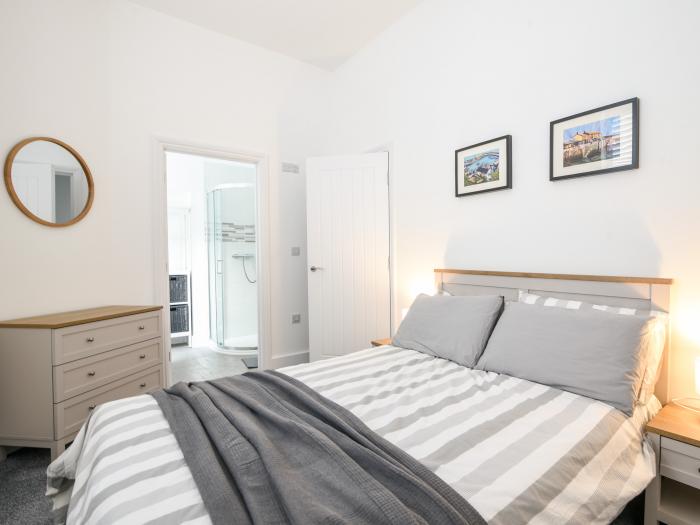 Flat 5 Victoria House, Lyme Regis. Apartment. Close to a shop, pub, and beach. Jurassic coast. WiFi.