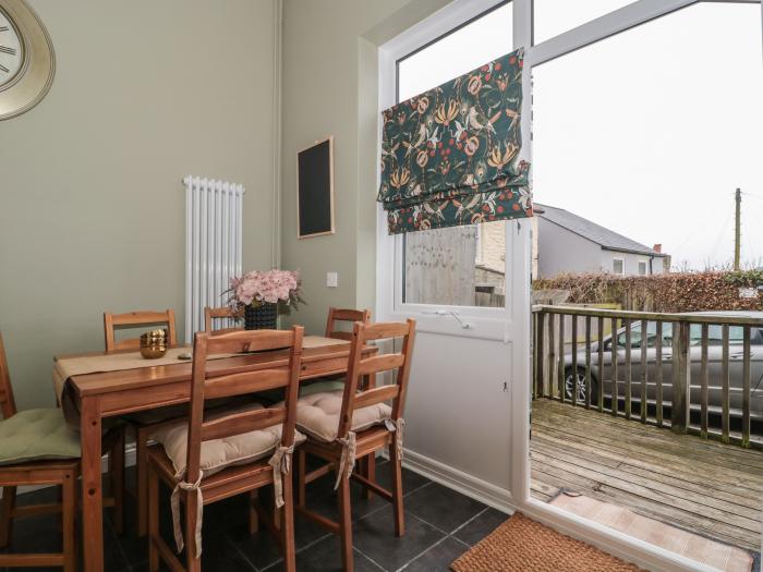 65 Fortuneswell, Fortuneswell, Dorset. Property sleeps six guests in three bedrooms. Wi-Fi. Parking.