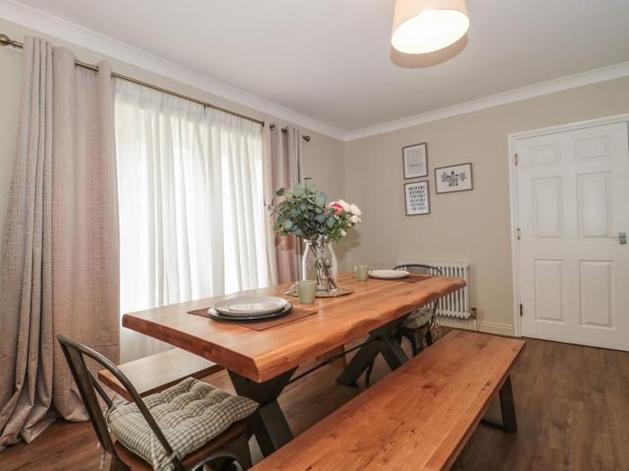 65 Fortuneswell, Fortuneswell, Dorset. Property sleeps six guests in three bedrooms. Wi-Fi. Parking.