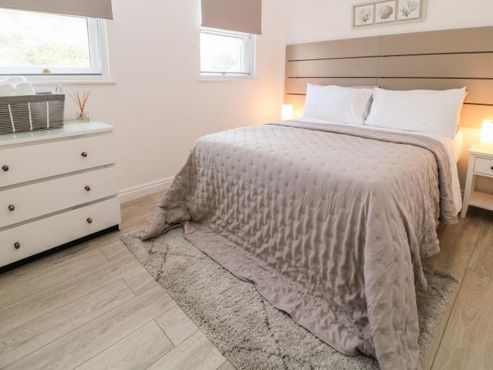 65 Fortuneswell, Fortuneswell, Dorset. Property sleeps six guests in three bedrooms. Wi-Fi. Parking.