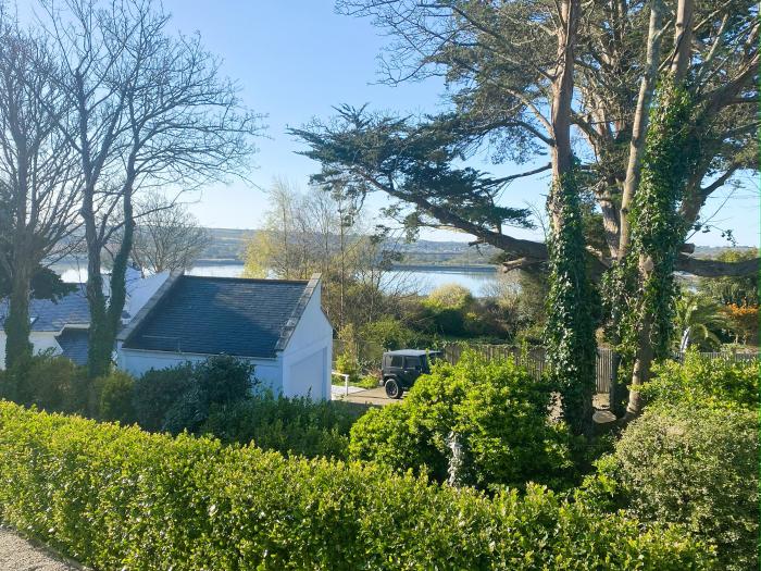 Estuary Watch near Carbis Bay, Cornwall. Five-bedroom, stylish home, near amenities and beach. Large