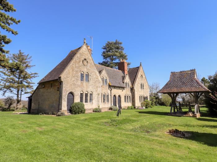 The Alms Houses in Tewkesbury, Gloucestershire. Pet-friendly, serene location and distant hill views