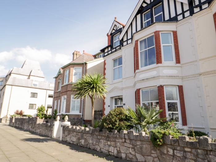 The Keep, Llandudno, Conwy. Close to beach. Bedrooms with en-suites. Central location. Close to shop