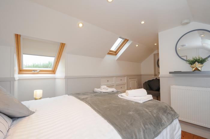 Curlew Lodge, is in Newquay, Cornwall. Close to amenities and beach. Pet-friendly. Woodburning stove