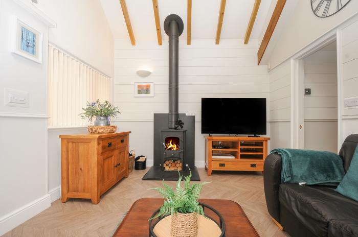 Curlew Lodge, is in Newquay, Cornwall. Close to amenities and beach. Pet-friendly. Woodburning stove