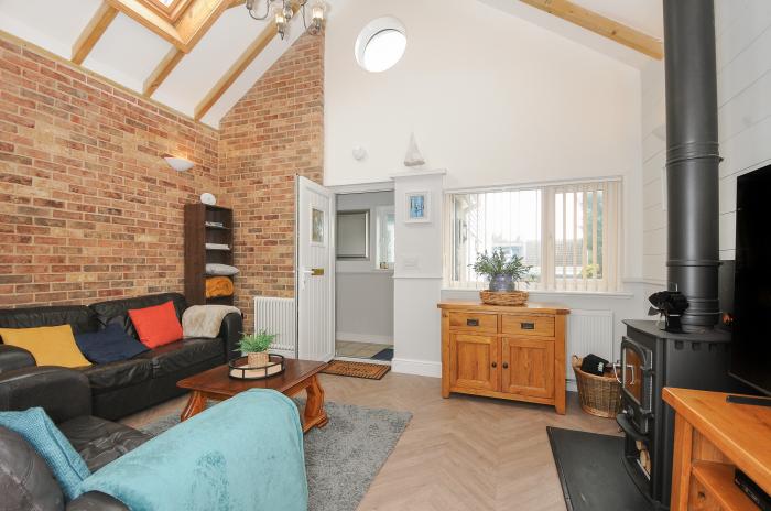 Curlew Lodge, is in Newquay, Cornwall. Close to amenities and beach. Pet-friendly. Woodburning stove