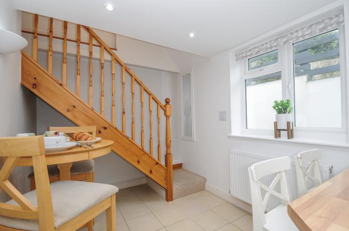 Curlew Lodge, is in Newquay, Cornwall. Close to amenities and beach. Pet-friendly. Woodburning stove