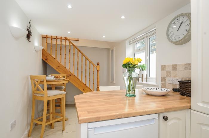 Curlew Lodge, is in Newquay, Cornwall. Close to amenities and beach. Pet-friendly. Woodburning stove