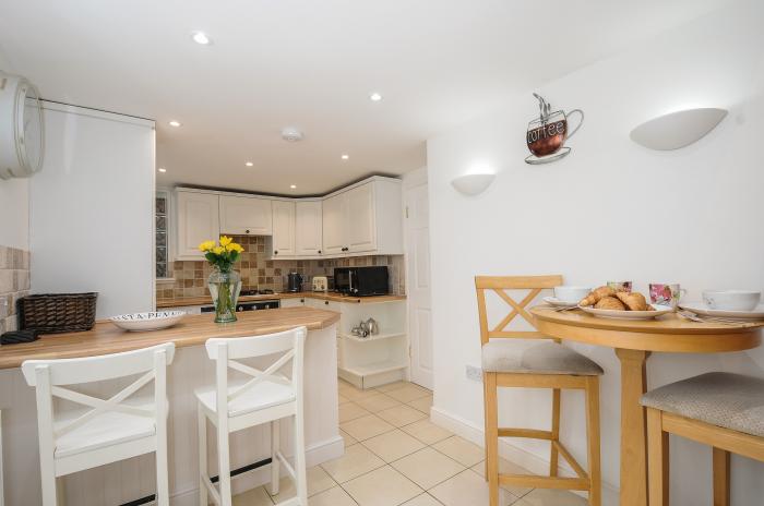 Curlew Lodge, is in Newquay, Cornwall. Close to amenities and beach. Pet-friendly. Woodburning stove