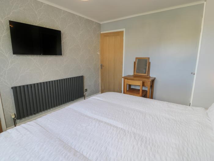 Ty Conwy in Conwy, North Wales, off-road parking, hot tub, Smart TV, close to amenities and a beach.