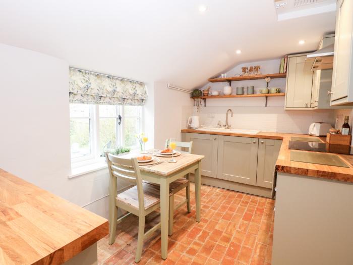 Holly Cottage, Sea Palling, Norfolk. Beach nearby, woodburning stove, enclosed garden, pet-friendly.