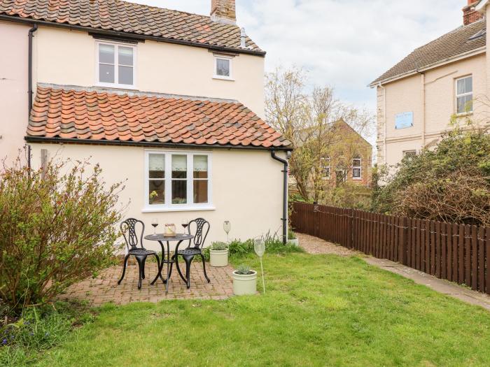 Holly Cottage, Sea Palling, Norfolk. Beach nearby, woodburning stove, enclosed garden, pet-friendly.