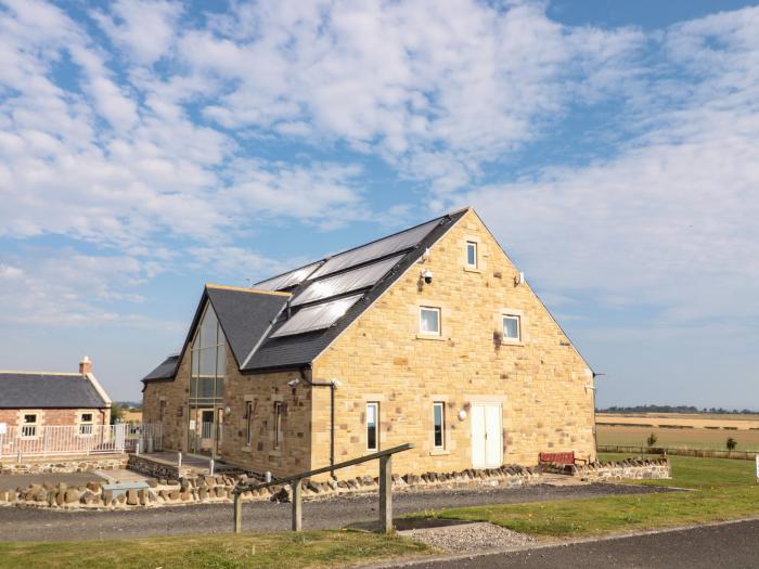 Byre Cottage in Embleton, Northumberland. Single-storey. Child-friendly. Spacious patio with hot tub