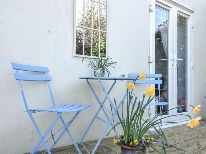 Meadow Cottage, Charmouth, Dorset, close to amenities and the beach, pet-friendly, stylish, gardens,