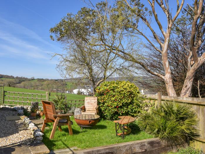 Meadow Cottage, Charmouth, Dorset, close to amenities and the beach, pet-friendly, stylish, gardens,