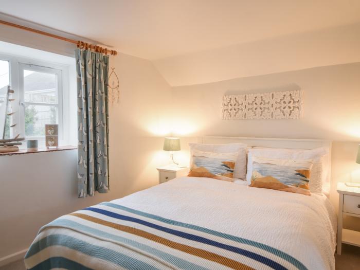 Meadow Cottage, Charmouth, Dorset, close to amenities and the beach, pet-friendly, stylish, gardens,