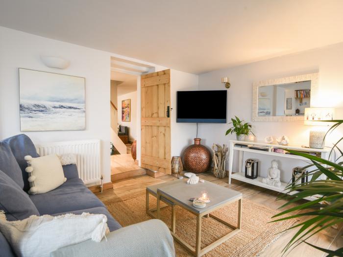 Meadow Cottage, Charmouth, Dorset, close to amenities and the beach, pet-friendly, stylish, gardens,