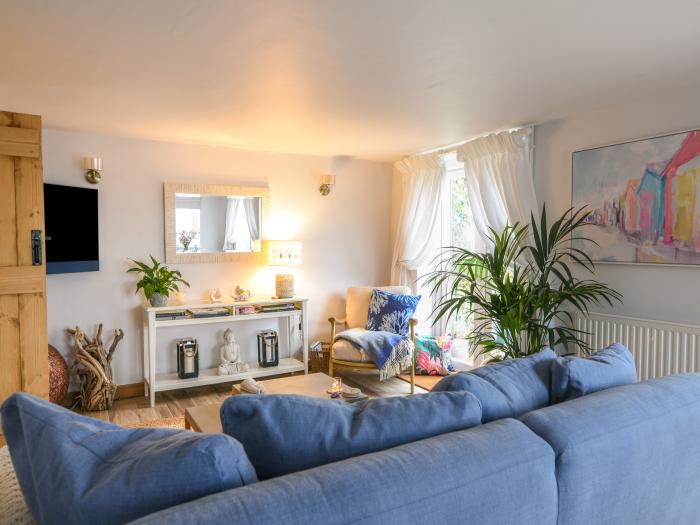 Meadow Cottage, Charmouth, Dorset, close to amenities and the beach, pet-friendly, stylish, gardens,