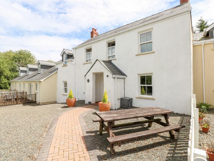 The Old Farm House, Pentlepoir, Pembrokeshire. Ground-floor. 3-beds. Smart TV. Pet & child friendly.