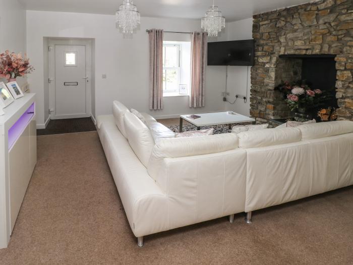 The Old Farm House, Pentlepoir, Pembrokeshire. Ground-floor. 3-beds. Smart TV. Pet & child friendly.