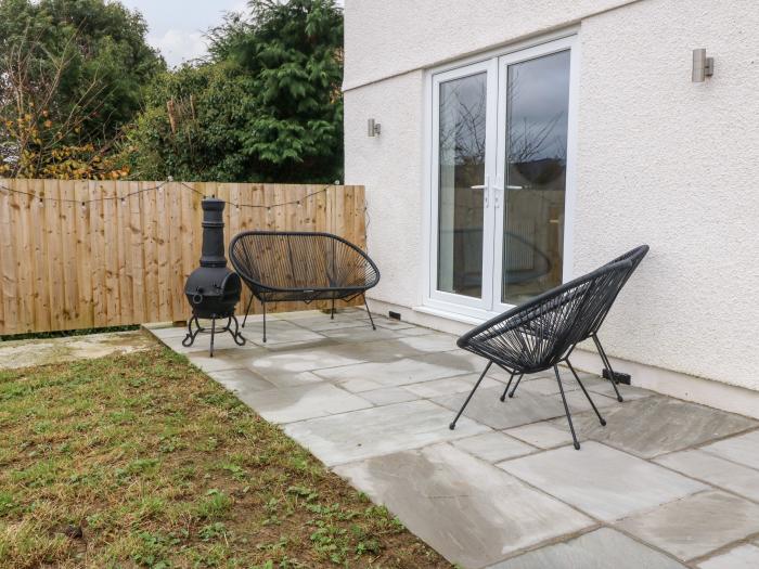 8 Llwyn Helyg, Amlwch, Sir Ynys Mon. Detached. Enclosed garden and patio. Near a shop, pub and beach