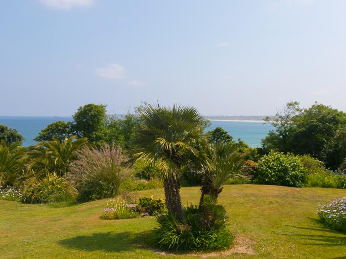 Millies, Carbis Bay, Cornwall. 2-bedroom apartment, near the beach and amenities. Allocated parking.