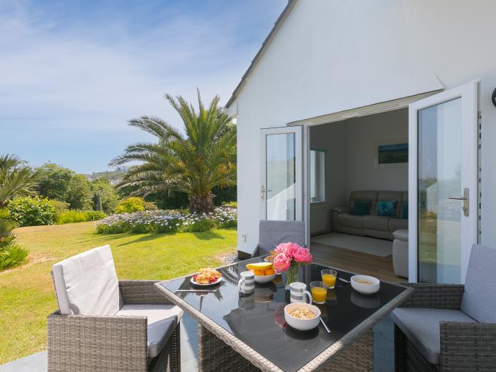 Millies, Carbis Bay, Cornwall. 2-bedroom apartment, near the beach and amenities. Allocated parking.