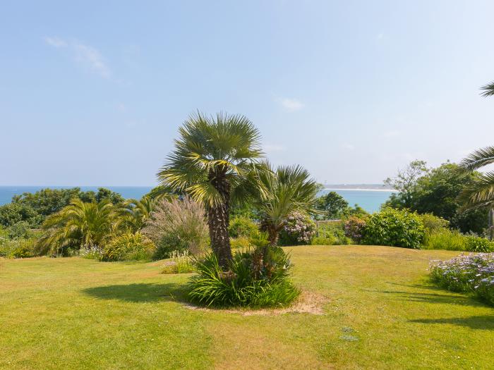 Millies, Carbis Bay, Cornwall. 2-bedroom apartment, near the beach and amenities. Allocated parking.