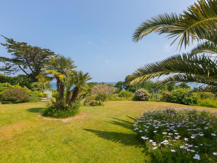 Millies, Carbis Bay, Cornwall. 2-bedroom apartment, near the beach and amenities. Allocated parking.