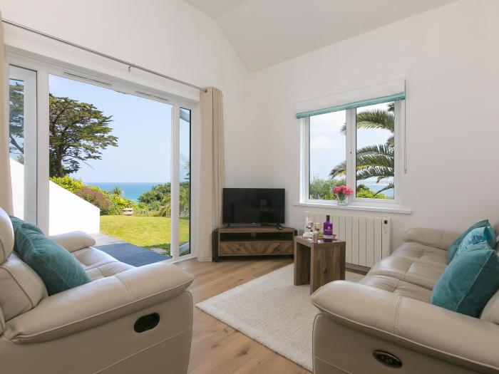 Millies, Carbis Bay, Cornwall. 2-bedroom apartment, near the beach and amenities. Allocated parking.